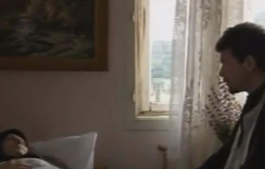 (VIDEO) "ZASPALA SAM TIHO, MIRNO, DJEVOJAČKIM SNOM" Ovu pjesmu je Glogovac u ulozi sveštenika otpjevao baki na samrti