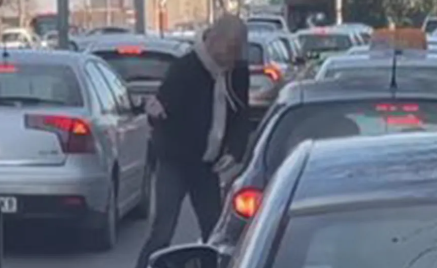 INCIDENT NA ULICI Muškarac prijeti nožem i udara šakama na prozor vozača koji stoji na semaforu