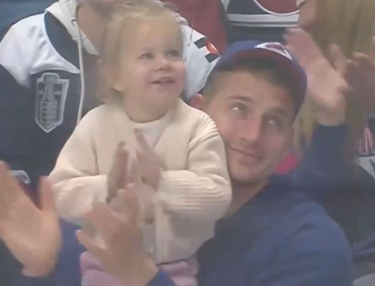 (VIDEO) PREDIVAN PRIZOR: DOBILI OVACIJE NAVIJAČA Jokić sa kćerkom posetio NHL utakmicu