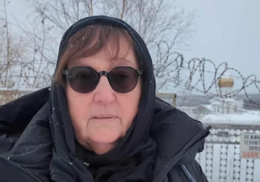 (VIDEO) STOJI ISPRED ZATVORA U KOJEM JOJ JE UMRO SIN I ČEKA Majka Alekseja Navaljnog ima za Putina izričit zahtjev
