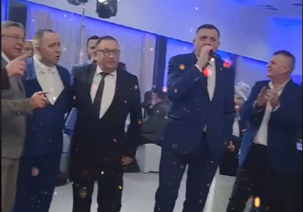 (VIDEO) DODIK OTPJEVAO HIT MILOŠA BOJANIĆA Predsjednik Srpske se latio mikrofona, pa digao salu na noge