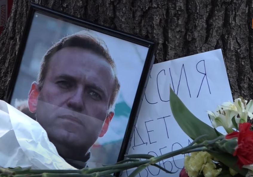 U VIŠE OD DESET GRADOVA Privedena 401 osoba u Rusiji tokom odavanja počasti Navaljnom
