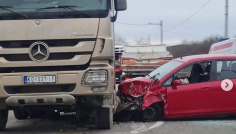 (FOTO) JEZIVA NESREĆA KOD BEOGRADA Djevojci otkazala kočnica, zabila se autom u kamion