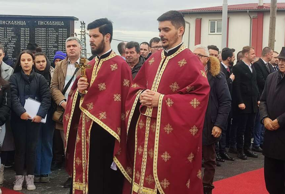 (FOTO) 82. GODINE OD STRAVIČNOG ZLOČINA Služen parastos žrtvama pokolja u Potkozarju
