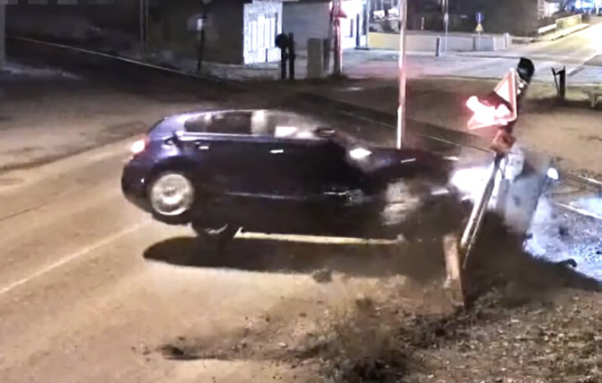 (VIDEO) VOZILOM SE ZABIO I UNIŠTIO RAMPU U ZALUŽANIMA Željeznice Srpske upozoravaju: Zaustavite se ispred putnog prelaza, voz uvijek ima prednost
