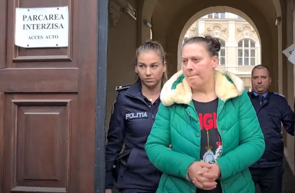 (VIDEO) "DAVILA GA DOK JE GOD IMALA SNAGE" Žena ubila brata nasred puta, a onda njegovo tijelo ostavila u travi