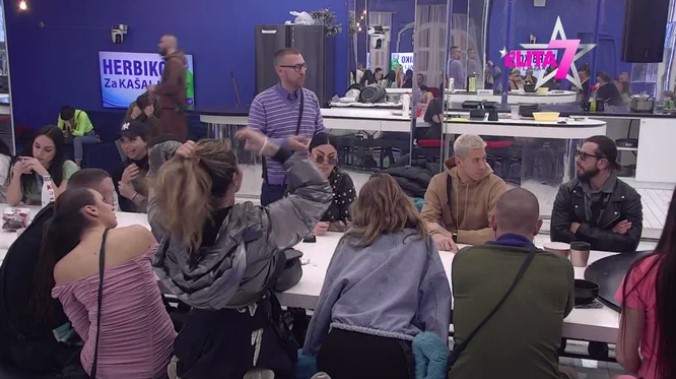 PERE SEBE! Sloba zbunjen pravda se da ne mrzi Kačavendu, a ona mu uz osmijeh odgovorila: Svi me gledaju kao majku! (VIDEO)