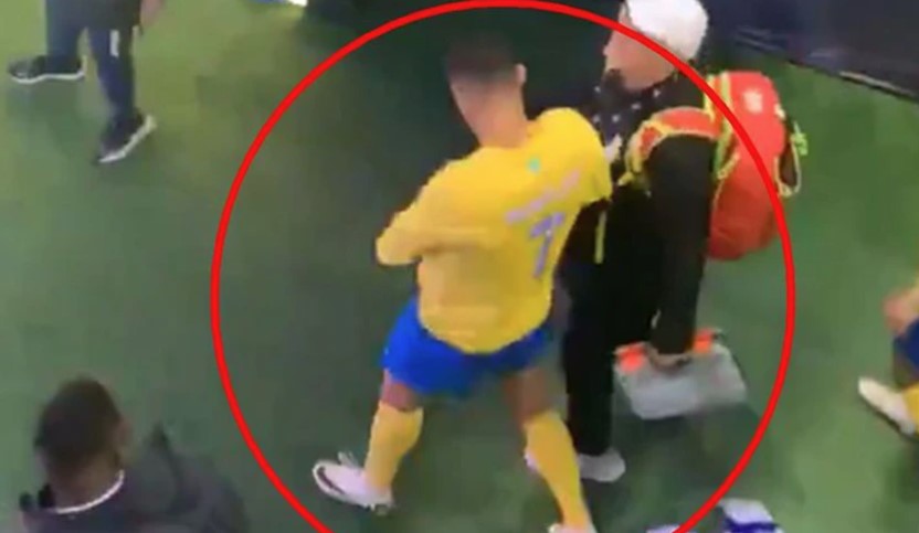 (VIDEO) NEĆETE VJEROVATI SVOJIM OČIMA Ronaldo obrisao genitalije protivničkim dresom