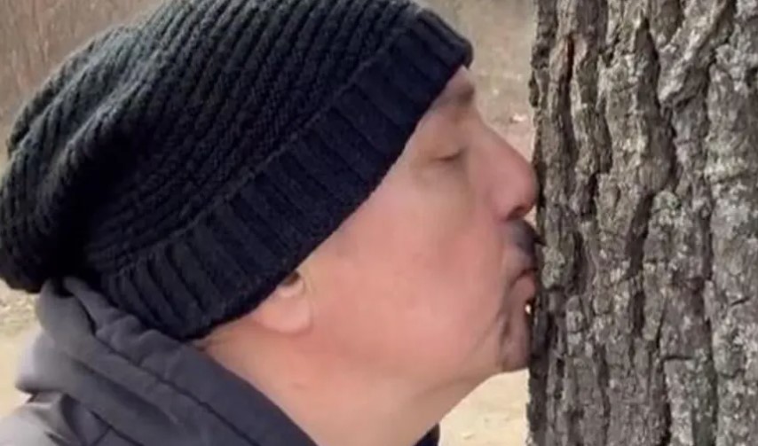 PJEVAČ SE SPAJA S PRIRODOM Keba se ljubio sa drvetom i šokirao pratioce (VIDEO)