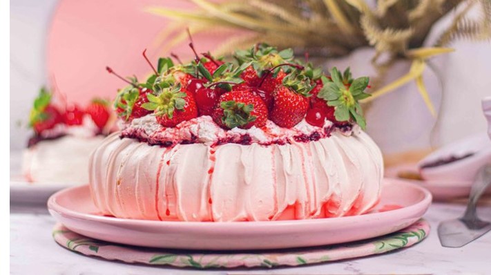 DANAS NE BROJIMO KALORIJE Pavlova torta je recept koji svima uspijeva