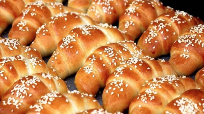 SAVRŠEN ZALOGAJ Domaće kifle kao iz pekare: Meke kao duša, a ukusne i sutradan