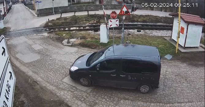 (VIDEO) BAHATOST BANJALUČKOG VOZAČA Autom slomio polubranik na pružnom prelazu
