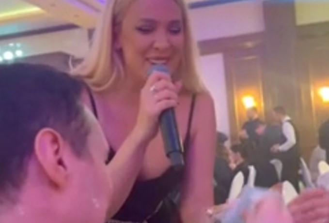 PARE LETE NA SVE STRANE Milici Todorović pune ruke bakšiša