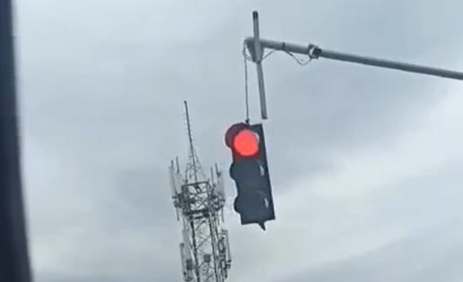 OPREZ ZA VOZAČE Semafor leluja na vjetru kod Emporiuma