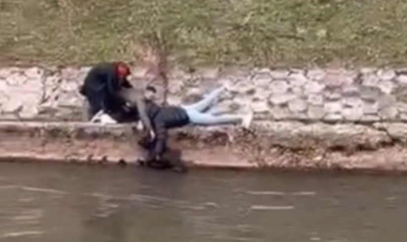 (VIDEO) "BRAVO MOMCI" Hrabri mladići izvukli psa iz hladne rijeke