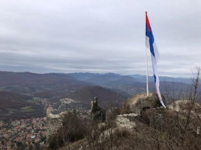 SKINUTA SRPSKA ZASTAVA SA TVRĐAVE ZVEČAN Policajci napali Srbina koji je to prijavio