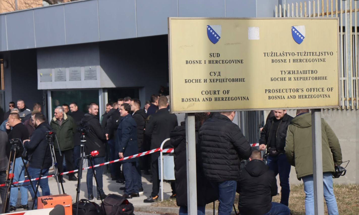 VELIKE MJERE OBEZBJEĐENJA Ispred Suda BiH podrška predsjedniku Srpske