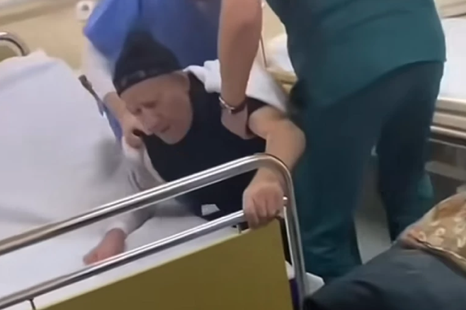 (VIDEO) SRAMOTA ZA PROFESIJU! MEDICINSKI RADNICI MALTRETIRALI NEMOĆNOG STARCA Zaposleni u hitnoj pomoći zlostavljali pacijenta, drugi sve snimio