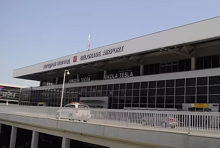 (VIDEO) DRAMA NA BEOGRADSKOM AERODROMU Za dlaku izbjegnuta tragedija: Avion za Dizeldorf poletio, pa odmah sletio