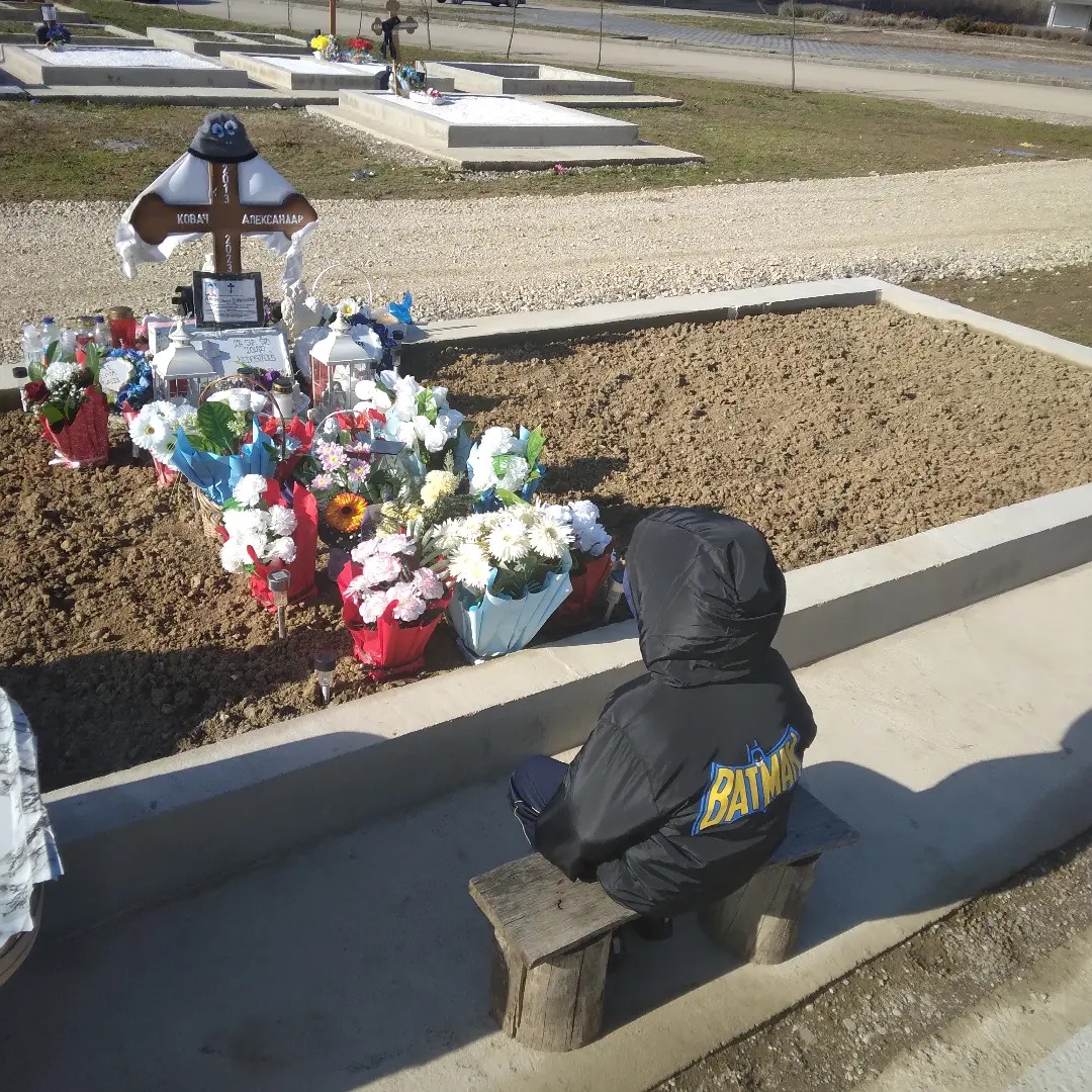 (FOTO) DA SRCE PREPUKNE! Mali brat ispred humke Aleksandra Kovača: Pet mjeseci nakon dječakove smrti porodica nema detalje o istrazi - Plašio se mraka pa mu naveče na grobu palimo kandila i fenjere