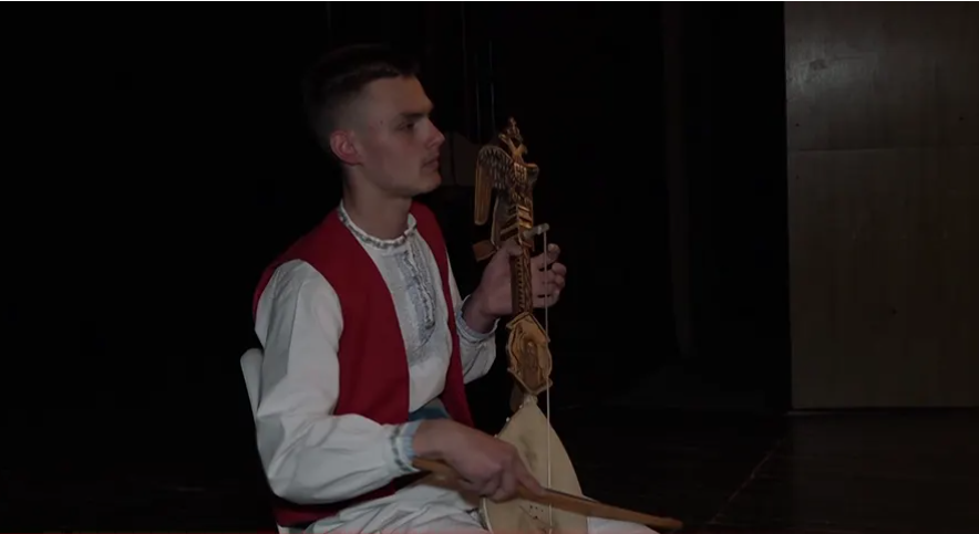 ČUVA SRPSKU TRADICIJU I OBIČAJE Aljoša je mladi guslar iz Prijedora, dokaz da se trud i rad uvijek isplate