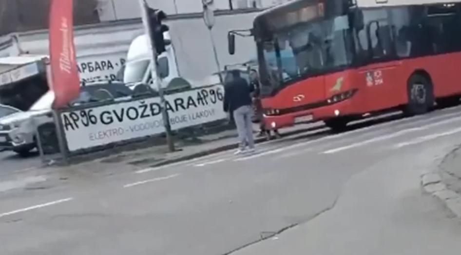 VOZAČ AUTOBUSA NAPRAVIO HAOS U BEOGRADU Zakačio banderu, slomio semafor, pa izbacio putnike