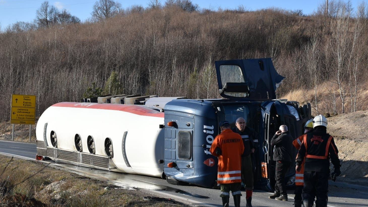 SAOBRAĆAJNA NEZGODA U BUGOJNU Prevrnula se cisterna, curi gorivo