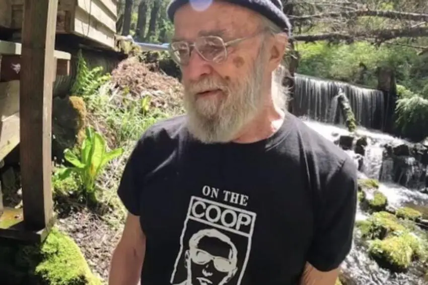 (VIDEO) POLA VIJEKA ŽIVI U ŠUMI Starac (82) račune ne plaća, a za napajanje kolibe koristi vodeničko kolo