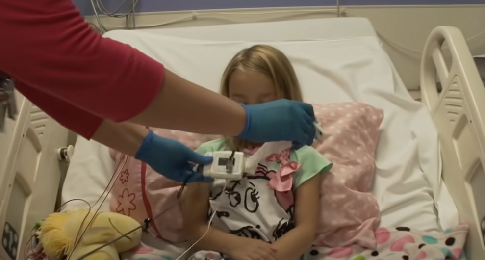 (FOTO) SVAKO DIJETE TREBA DA IMA PRATNJU RODITELJA U BOLNICI Udruženje “Moje dijete” uputilo inicijativu: Mamino je da njeguje, voli i mazi, uz nju sve manje boli i lakše prođe