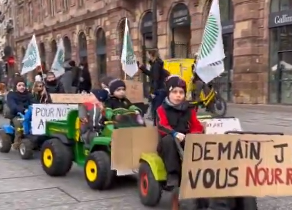 (FOTO) MALI BUNTVNICI Djeca na traktorima podržali protest farmera, "pljušte" komentari na mrežama