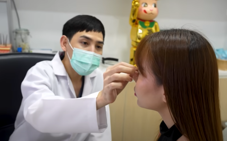 (FOTO) PLASTIČNI HIRURG JOJ PROMIJENIO LIČNI OPIS Poznati doktor čini čuda, svi zgranuti transformacijom