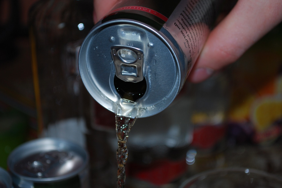 NE ČINI VAM SE! Evo zbog čega je drugačiji ukus pića iz plastike, stakla ili limenke