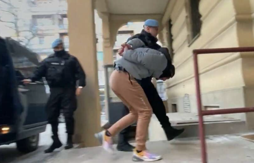 MLADIĆ POGOĐEN HICEM U SRCE Tužilaštvo predložilo produženje pritvora osumnjičenima za ubistvo Farisa (19)