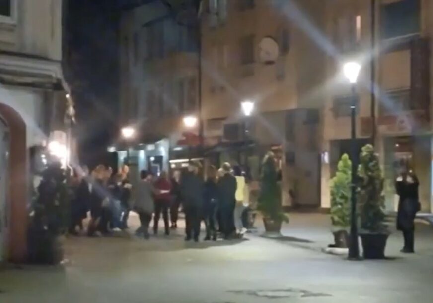 U LOKALU U TUZLI NA DAN SAHRANE SVIRA MUZIKA I GRAĐANI IGRAJU KOLO Porodica stradale Amre Kahrimanović ogorčena ponašanjem ljudi