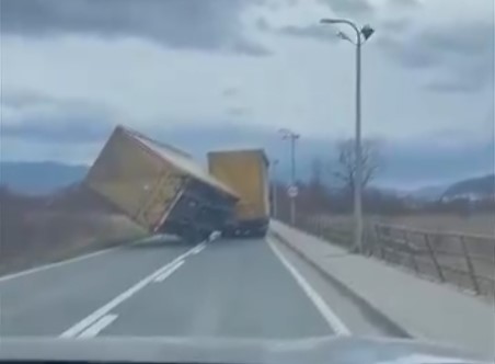 (VIDEO) TO MOGU SAMO LJUTI KRAJIŠNICI Kamiondžija napravio gotovo nemoguće i spasio se najgoreg