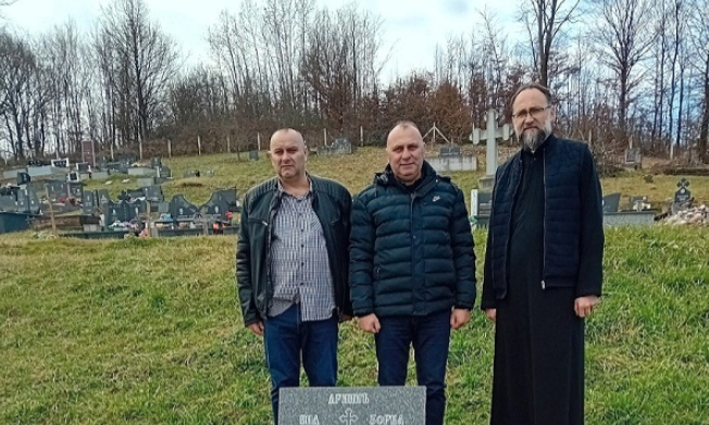 INICIJATIVA MJEŠTANA I PAROHA NAIŠLA NA PODRŠKU U Kobašima roditeljima poginulog borca podigli spomenik