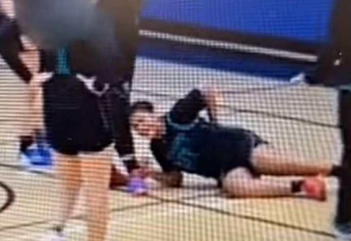 (VIDEO) HAOS NA TERENU: TRENER POVUKAO EKIPU U SVLAČIONICU Transrodni igrač povrijedio tri košarkašice