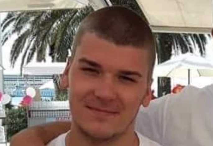 LUKA (22) SAHRANJEN NA LOVRINCU Mladić zvjerski ubijen nožem: Nenad Periš oprostio se od sugrađanina na poseban način