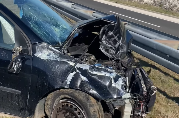 "IŠLA SAM NA SAHRANU, A MOGLA SAM DA BUDEM SAHRANJENA" Pjevačica doživjela saobraćajnu nezgodu: Auto smrskan, pukom srećom prošla bez povreda