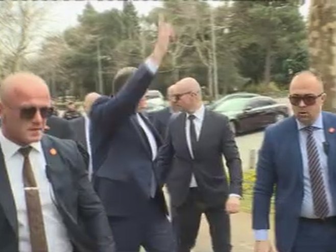 DODIK PODIGAO TRI PRSTA Pozdravio demonstrante ispred Skupštine Crne Gore pa otišao na sastanak
