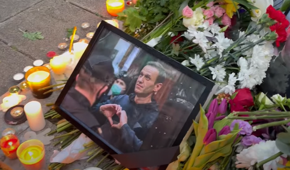 "JEDAN OD ADVOKATA JE BUKVALNO IZBAČEN" Majci Alekseja Navaljnog zabranili ulazak u mrtvačnicu