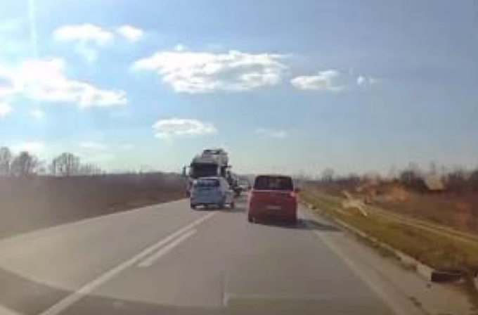 (VIDEO) ZA DLAKU IZBJEGAO ČEONI SUDAR Internetom kruži jeziv potez vozača