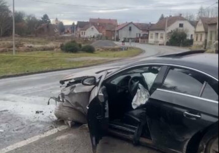 STRAVIČNA NESREĆA Autom se zabio u kuću, vatrogasci iz vozila izvlačili muškarca i ženu