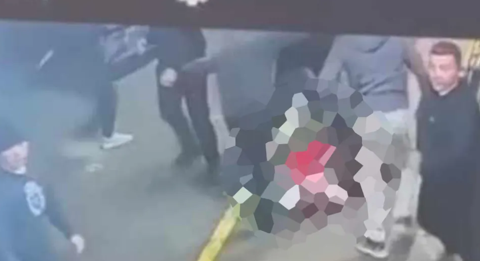 (IZUZЕTNO UZNЕMIRUJUĆЕ) Nasmrt pretukli dečka na benzinskoj pumpi jer je krenuo preko reda
