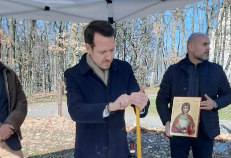 (FOTO) PRINČEVI FILIP I MIHAILO OREZALI VINOVU LOZU Kraljevi vinogradi se prostiru na 12 hektara