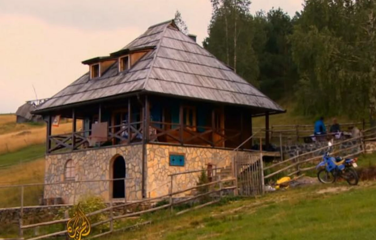KUĆICA POZNATOG GLUMCA NA ZLATIBORU ODUŠEVLJAVA Odabrao da živi okružen šumom, a evo kako ide do prodavnice