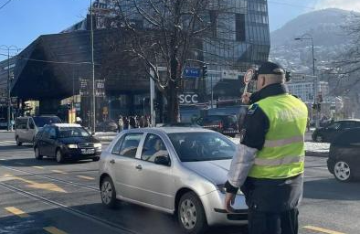AUTOMOBIL PRIVREMENO ODUZET Žena (25) za kazne duguje više od 15.000 KM