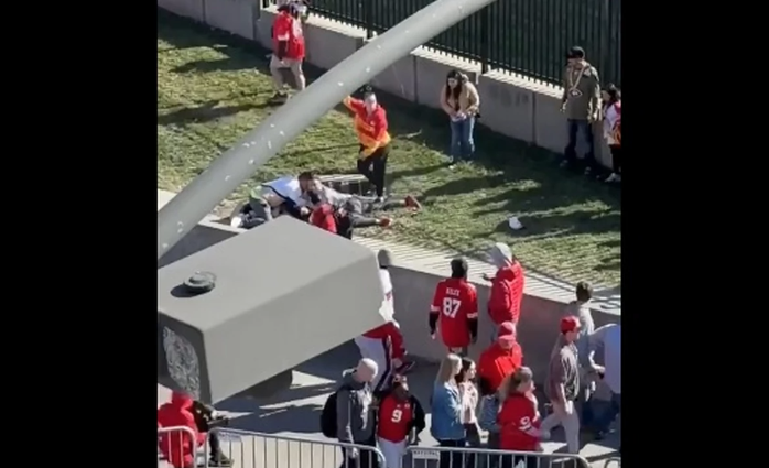 (VIDEO) DRAMA NA PARADI SUPERBOULA Navijači obuzdali jednog od napadača: Najmanje jedna osoba poginula u pucnjavi u Kanzas Sitiju