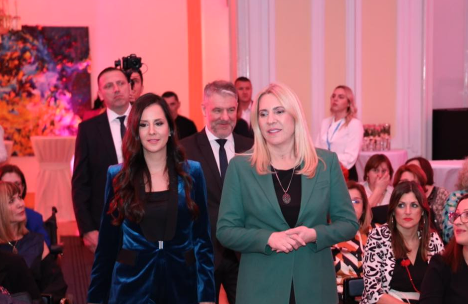 REKONSTRUKCIJA PORODILIŠTA Tamara Vučić u posjeti UKC-u u Banjaluci: Donira inkubator