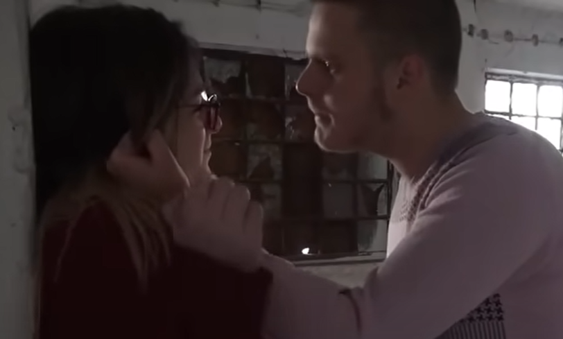 UDARAO JE RUKAMA U GLAVU Momak (25) poslije verbalne svađe pretukao djevojku (21): Ona ga u samoodbrani ugrizla za uvo